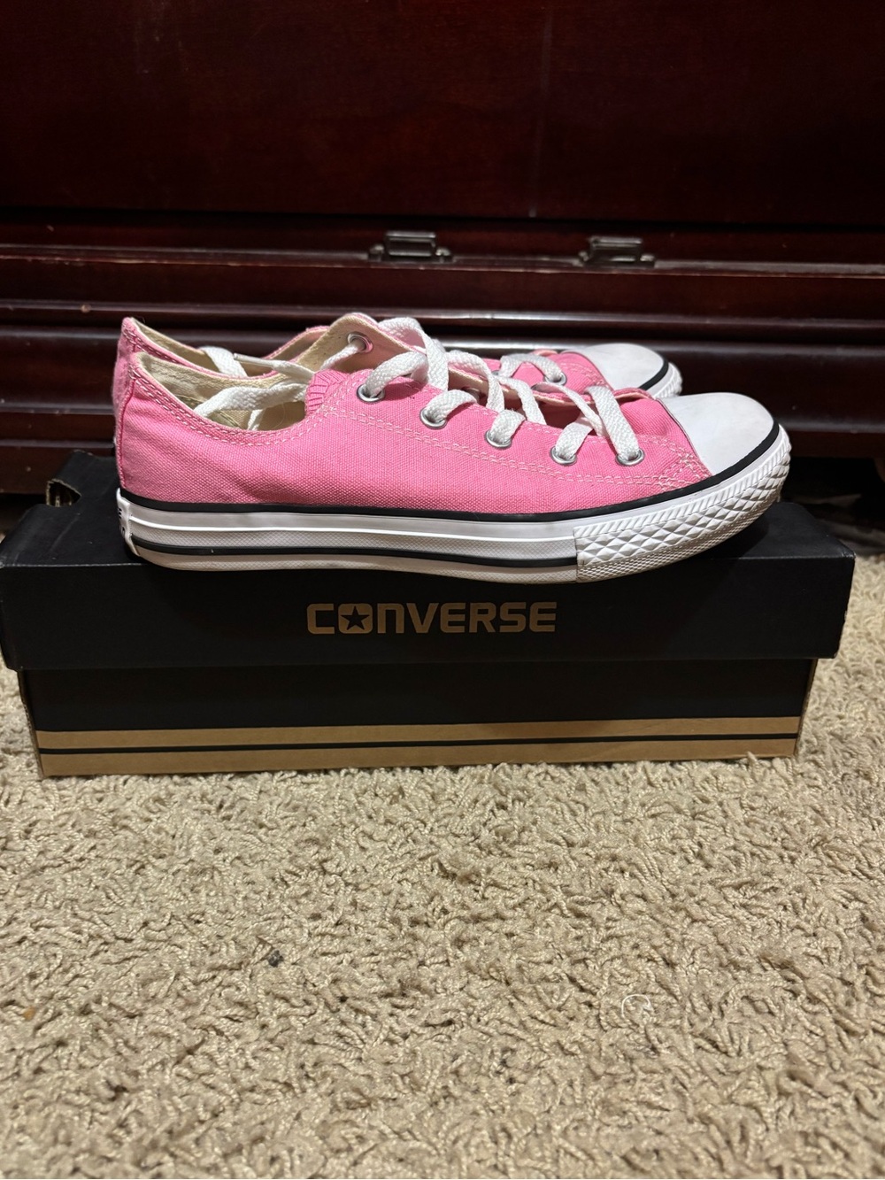 Converse Pink Low Top Canvas Sneakers like new!